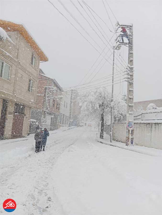 خدمت‌رسانی سیم‌بانان شرکت توزیع برق مازندران در برف و سرما